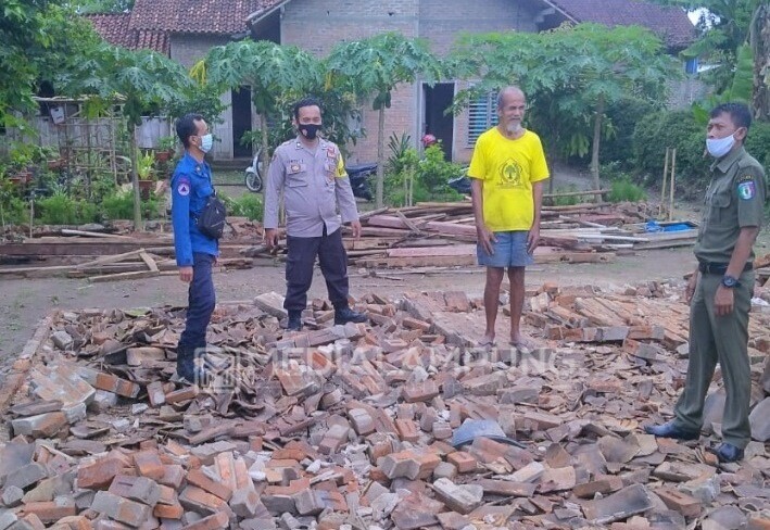 Diterjang Hujan dan Angin Kencang, Satu Rumah Ambruk