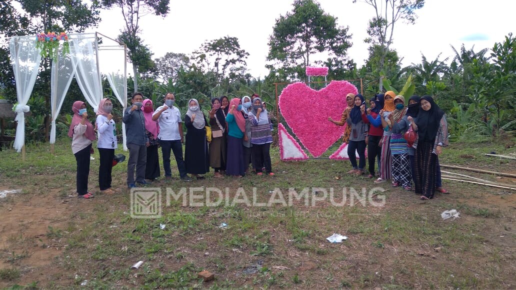 Manfaatkan Sampah Plastik, PKK Pekon Puramekar Bangun Taman Literasi 