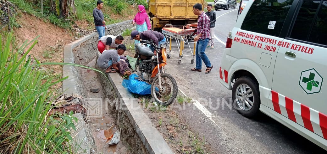 Dump Truk vs Sepeda Motor, Satu Pengendara Tewas