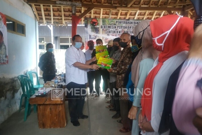 Gelar Reses, Ketua Komisi IV DPR RI Serahkan Bantuan Alsintan di Pringsewu