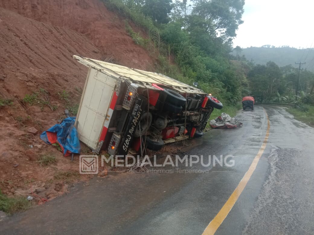 Kurun Satu Jam, Dua Mobil Alami Lakalantas di Lokasi Berdekatan