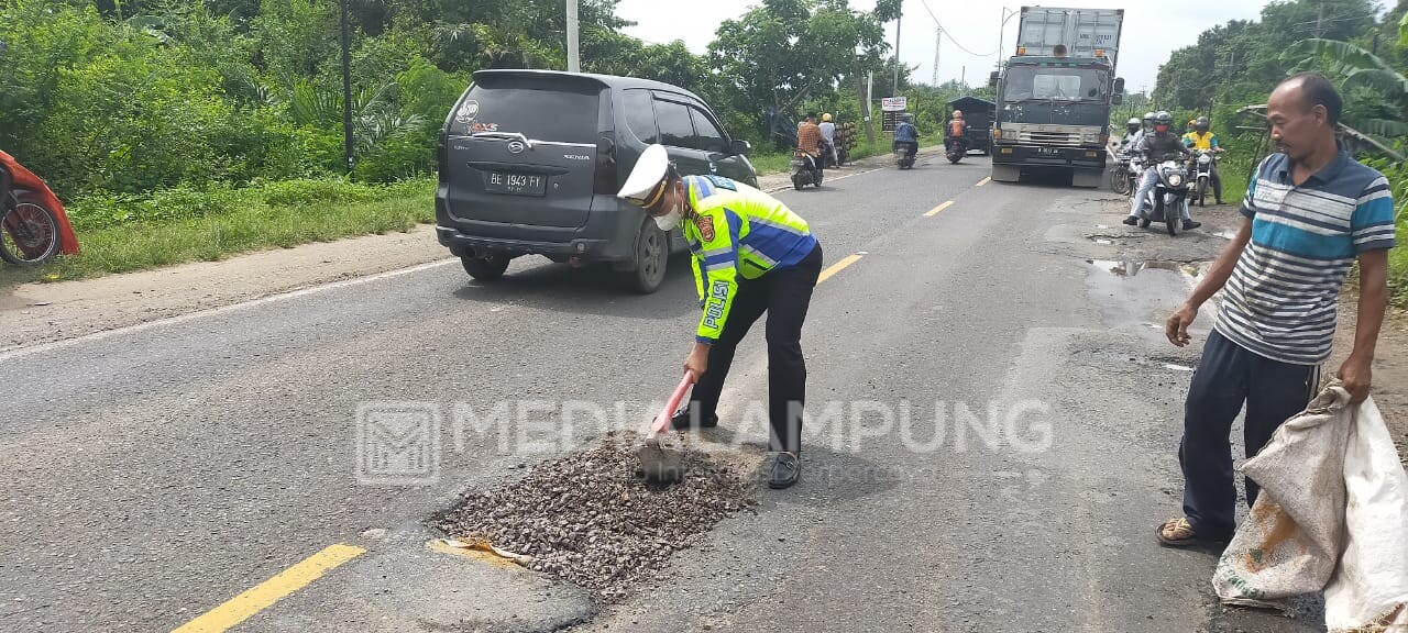 Operasi Lilin Krakatau 2020, Satlantas Polres Lamteng Timbun Jalan