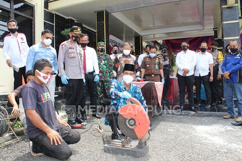 Polres Waykanan Gelar Konferensi Pers Sekaligus Pemusnahan Senpira