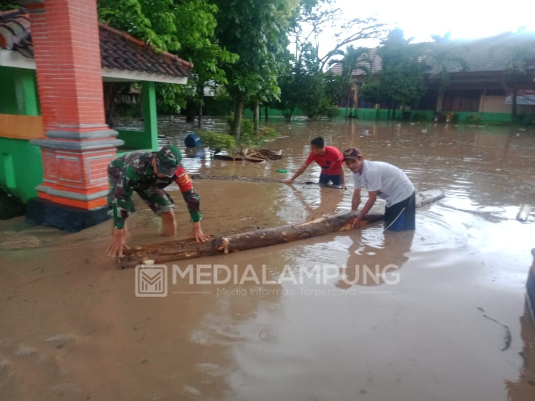Babinsa Koramil 410-03 Monitor Banjir di Wilayah Binaan