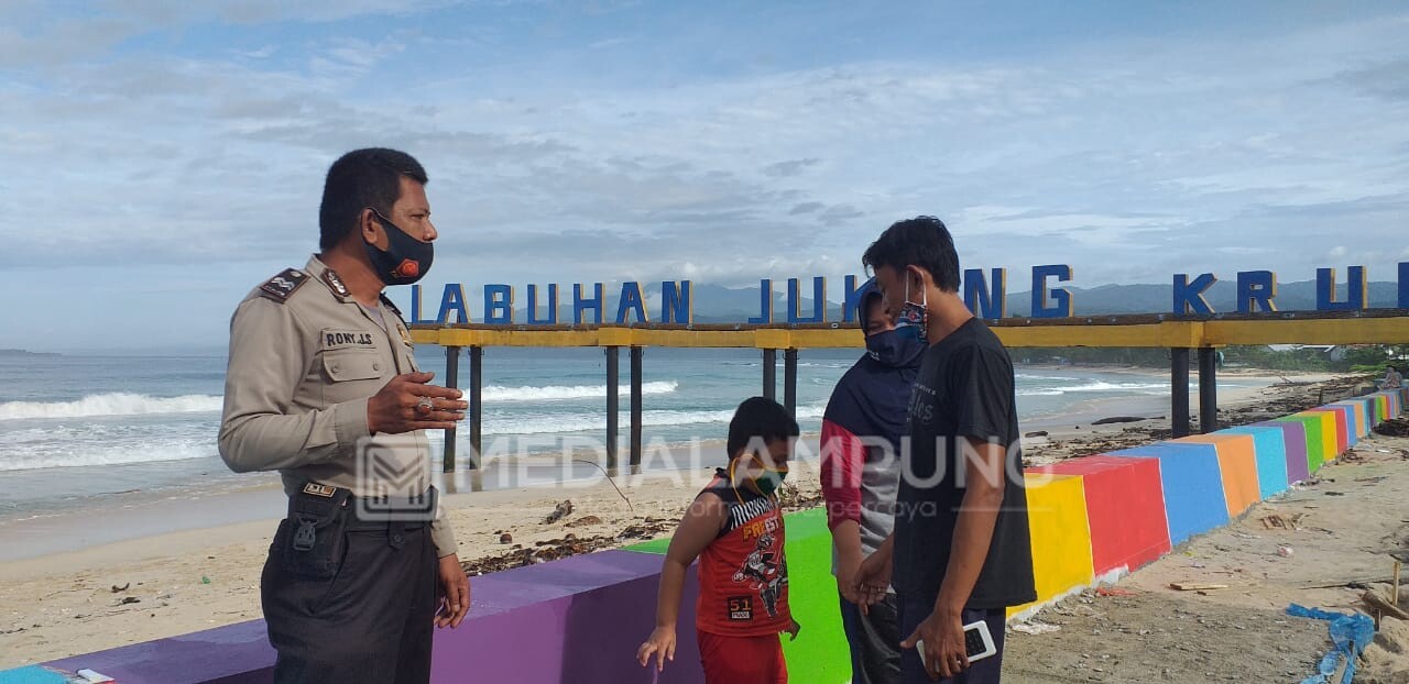 Anggota Polsek Pesisir Tengah Ingatkan Warga Taati Prokes