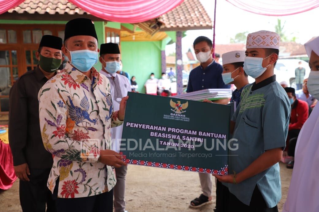 Bersumber Zakat Profesi ASN, 16 KK Terima Bedah Rumah dan 60 Santri Terima Beasiswa