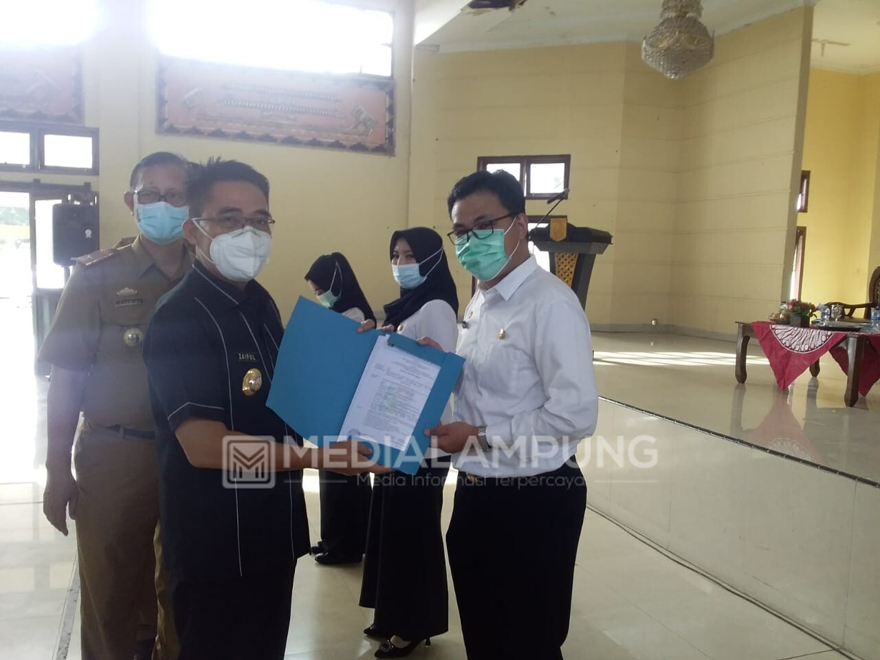 Bupati Lamtim Bagikan SK CPNS