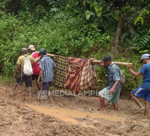 Alami Pendarahan, Ibu Hamil Ini Ditandu Selama Lima Jam Menuju Puskesmas