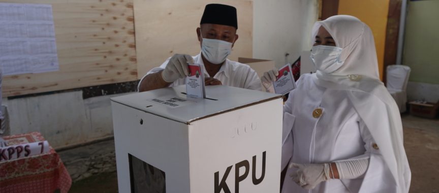 Pilkada Serentak 2020, Nanang dan Istri Nyoblos di TPS 001 Desa Way Galih