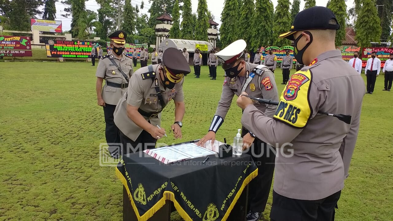 Kapolres Lampung Utara Pimpin Upacara Sertijab Kabag Ops