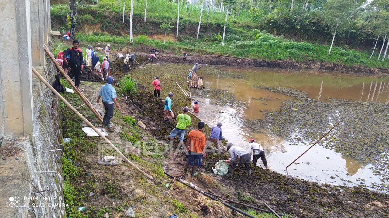 Warga Pekon Tribudi Makmur Gotong Royong Tata Cekdam