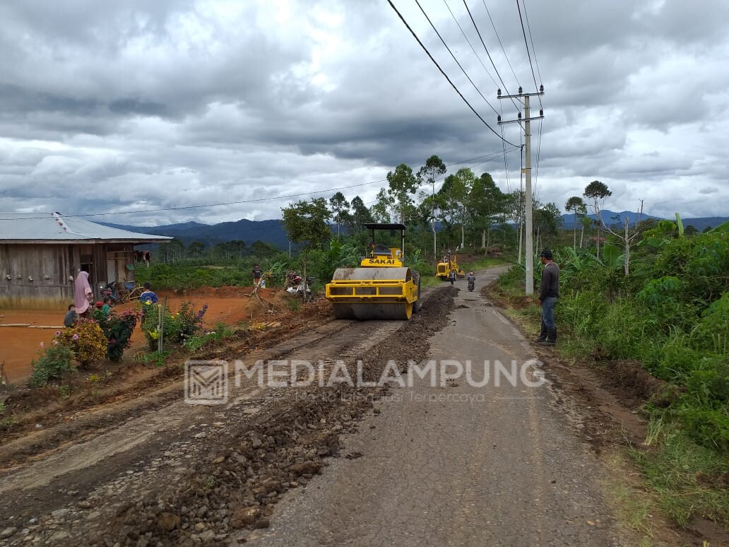 Hancur Dilindas Kendaraan Tonase Berat, UPTD Wilayah V Kembali Tangani Ruas Sukabumi-Suoh