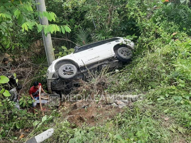 Diduga Akibat Lantai Jembatan Licin, Pajero Sport Alami Lakalantas Tunggal 