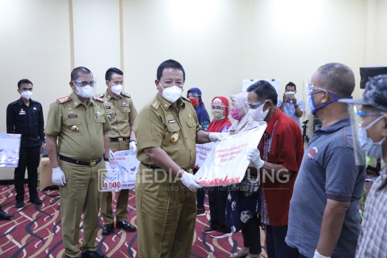 Gubernur Arinal Salurkan Bantuan Tunai PKH, Program Sembako dan Bansos