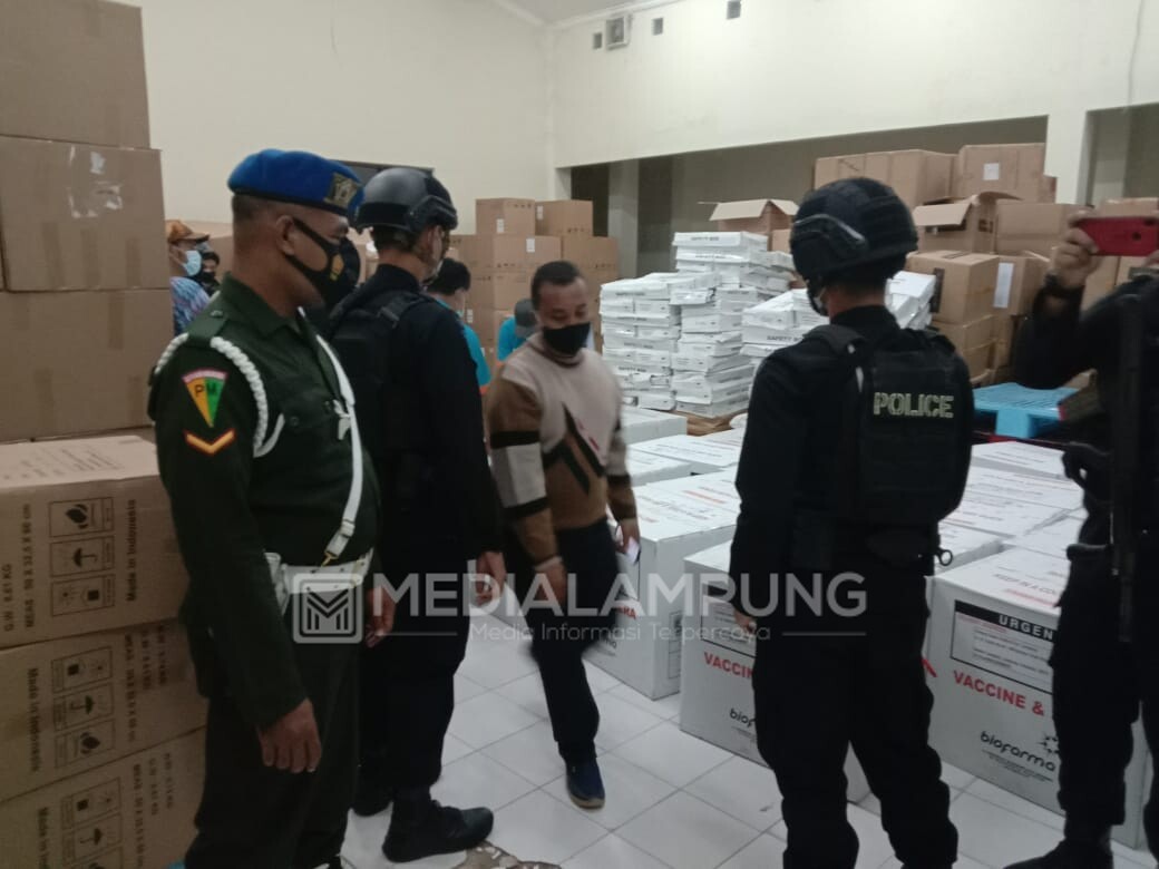 Personil Denpom Lampung Kawal Distribusi Vaksin Covid-19