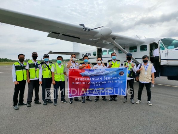 Sekda Awali Penerbangan Perintis Bandara Gatsu Way Tuba-Radin Inten II