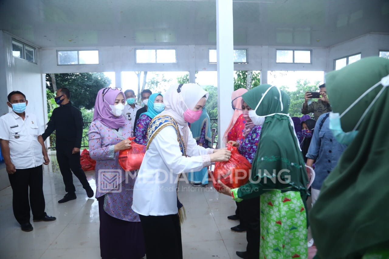 Bunda PAUD Waykanan Kembali Bagikan Bansos untuk PTK