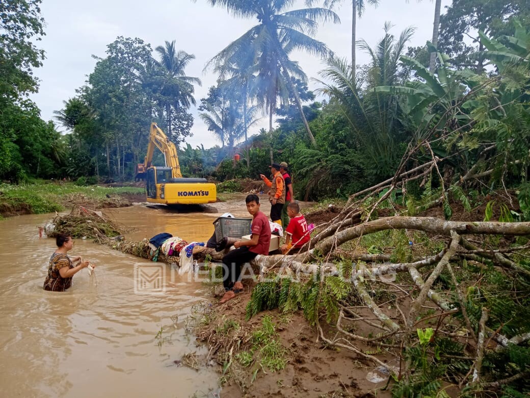 Normalisasi Way Bulok, BPBD Tanggamus Turunkan Alat Berat