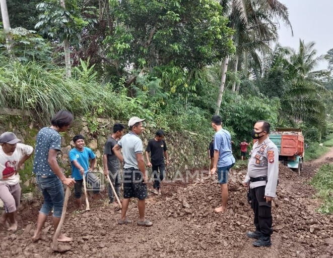 Polri dan Masyarakat Gotong Royong Perbaiki Jalan