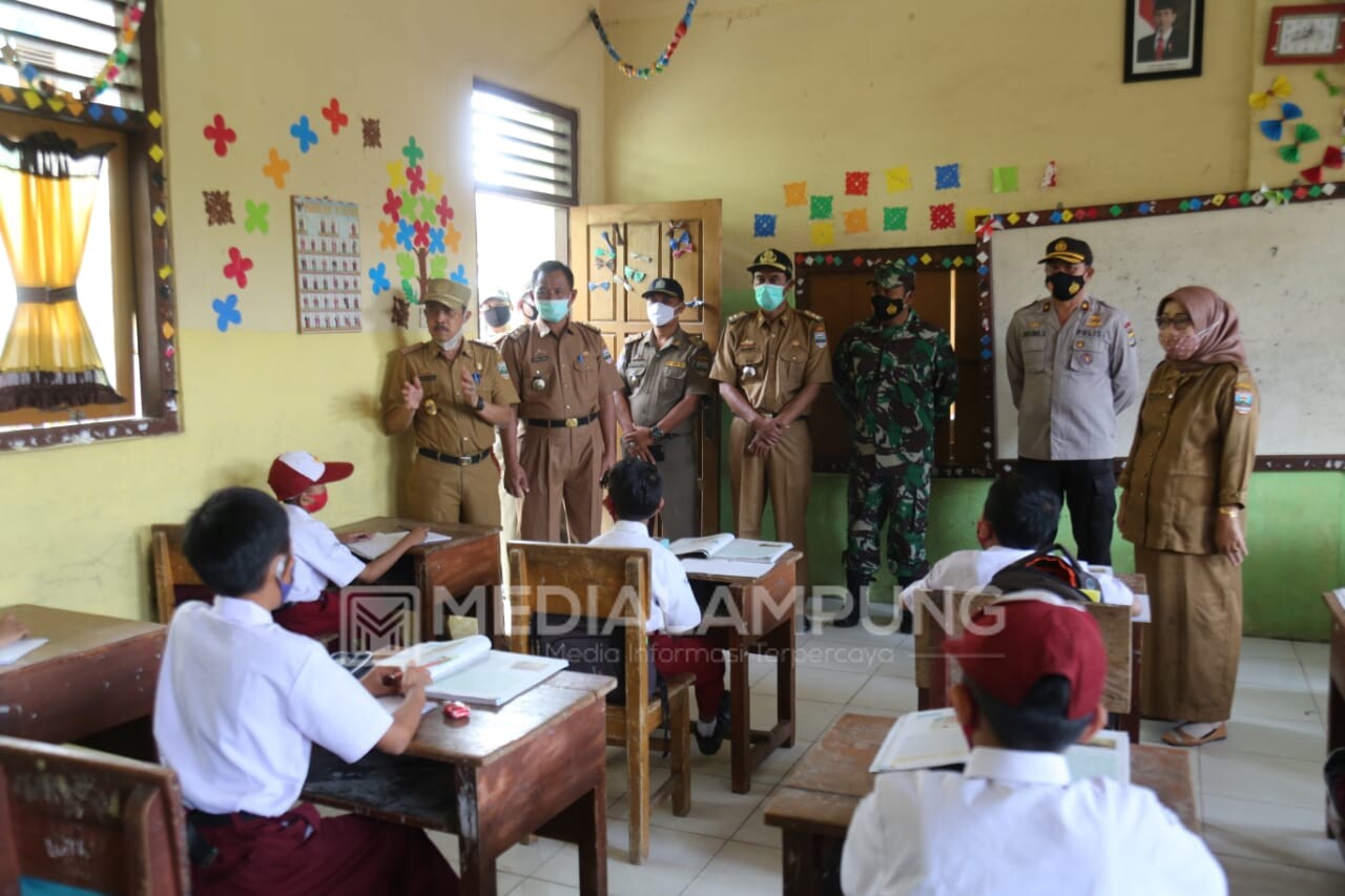 Tinjau KBM di Tengah Pandemi, Lingga Minta Siswa Tidak Berkerumun