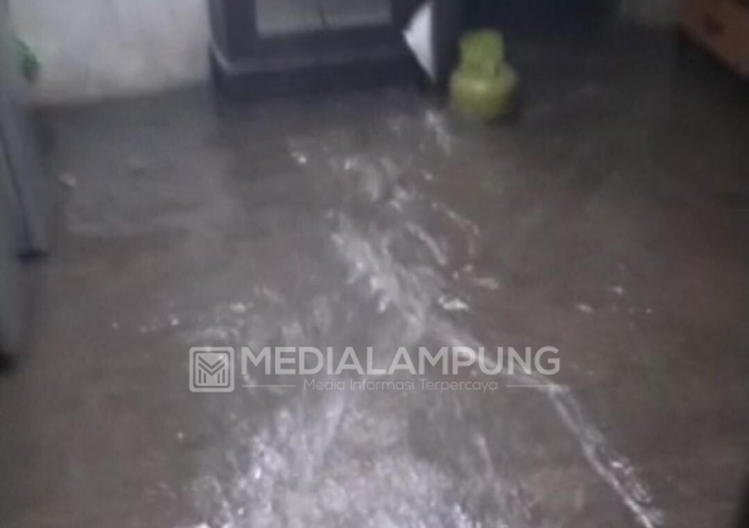 Diguyur Hujan Sejak Sore, Beberapa Rumah di Jalan Komarudin Tergenang Air