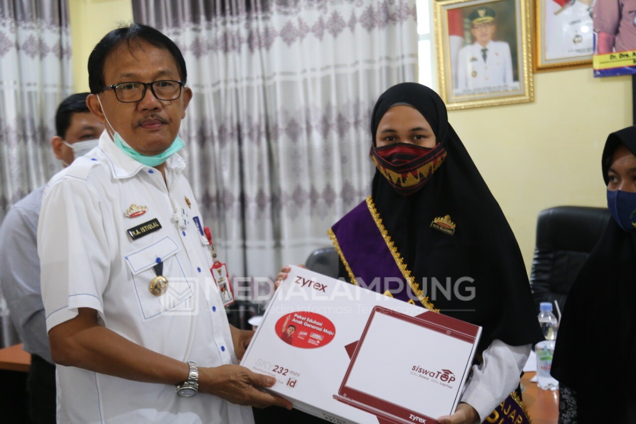 Terima CSR, Bupati Pesbar Serahkan Bantuan Laptop Untuk Siswa dan Guru