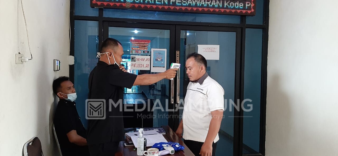 Pintu Masuk Gedung DPRD Pesawaran Dijaga Ketat