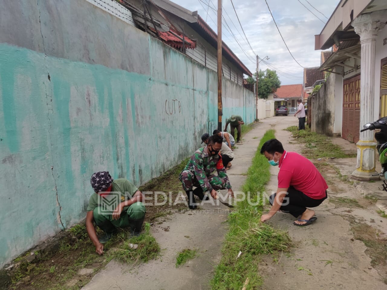 Babinsa Koramil 410-06 Gotong Royong di Wilayah Binaan