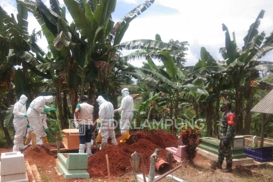 Babinsa Hadiri Pemakaman Sesuai Prokes Covid-19