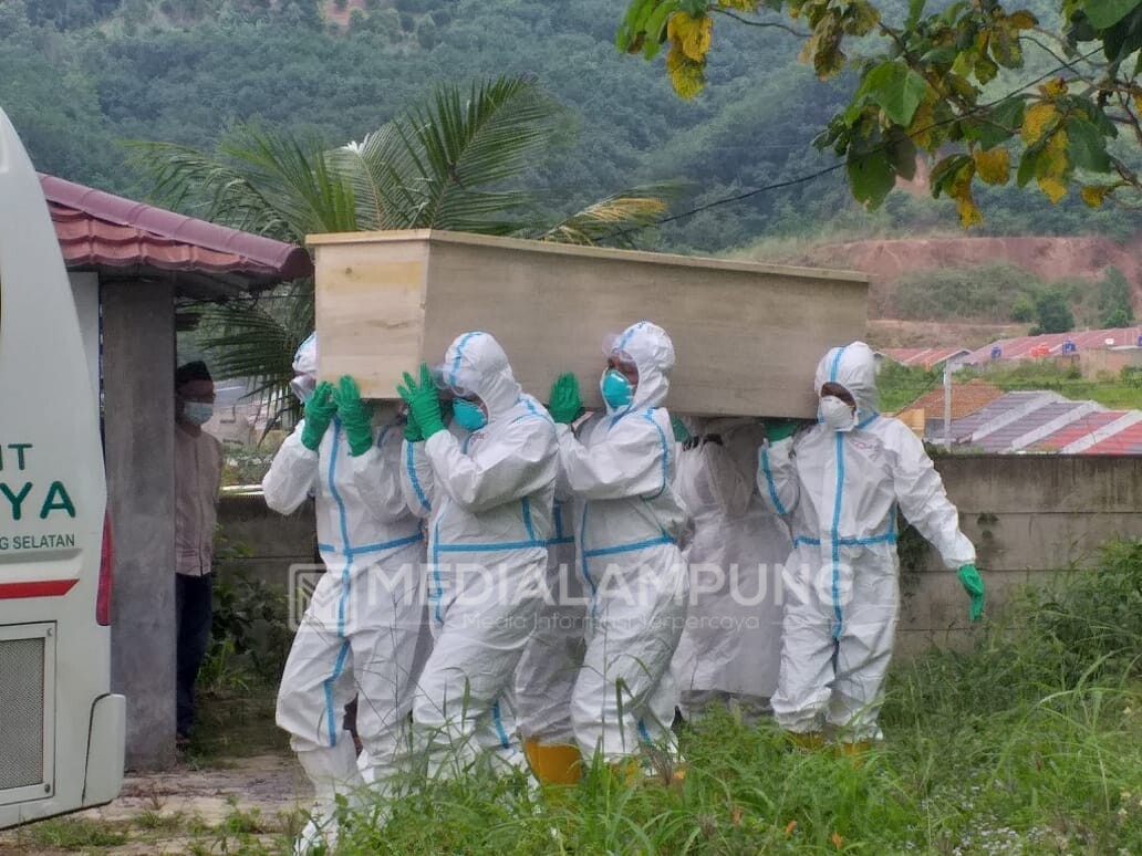 Babinsa Koramil 410-01 Memonitor Pemakaman Jenazah Covid-19