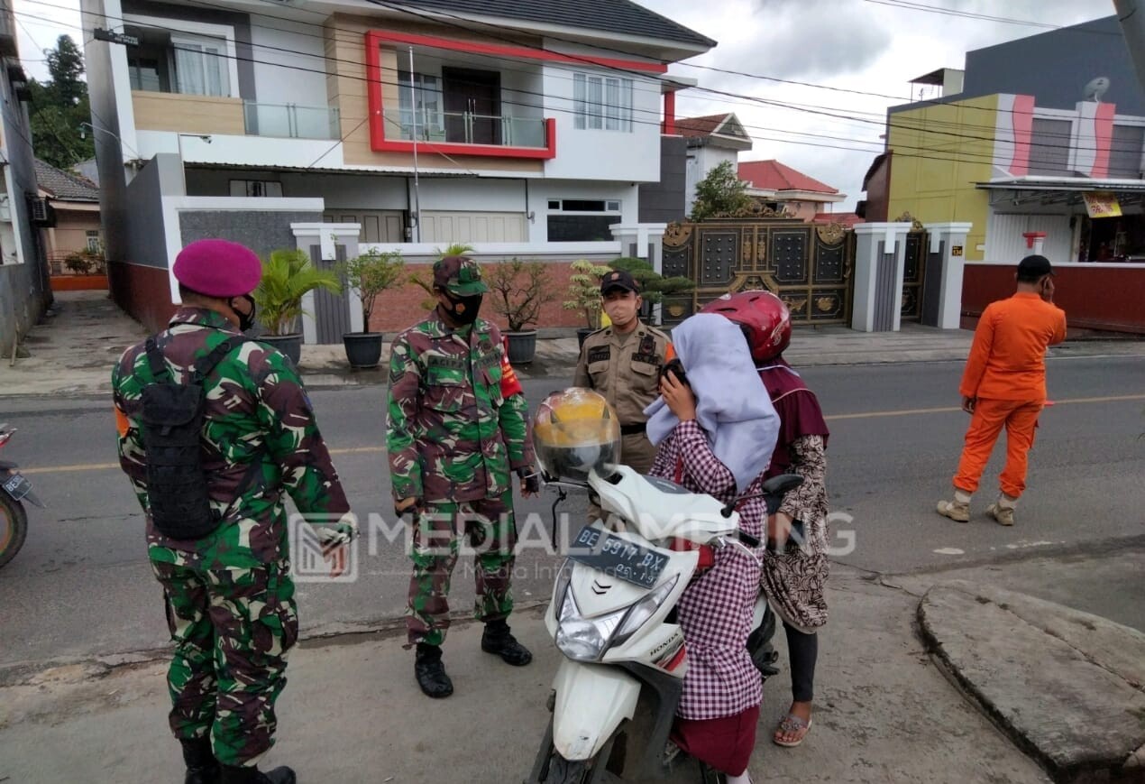 Anggota Kodim-Tim Satgas Sampaikan Imbauan di Jl. Wolter Monginsidi