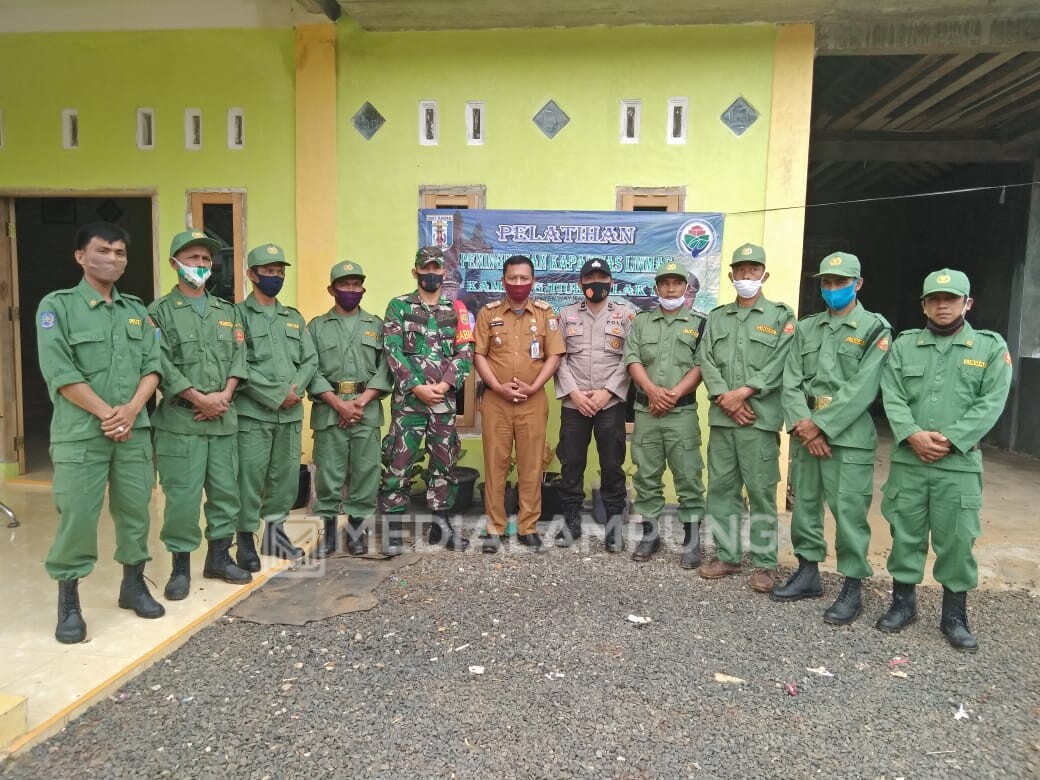 8 Anggota Linmas Kampung Tiuh Balak II Mendapat Pelatihan dari TNI-Polri