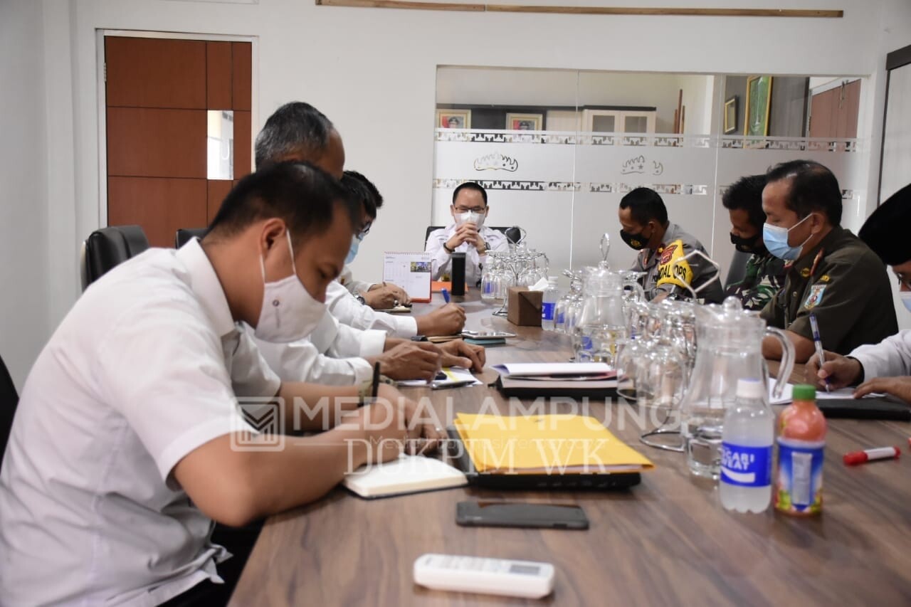 Nakes Dapat Vaksin Pertama di Waykanan