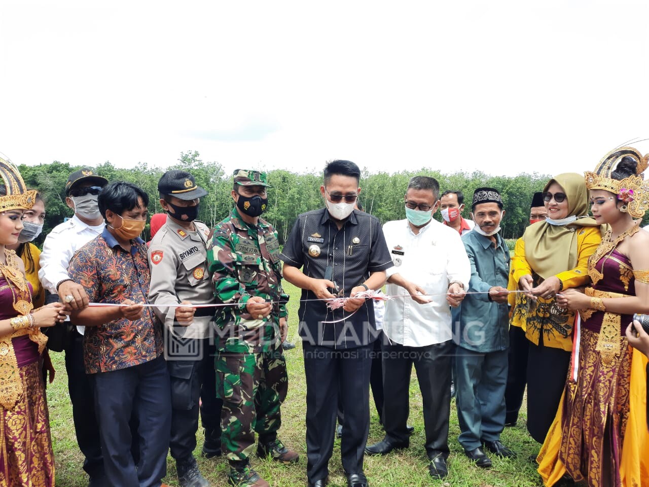 Bupati Lamtim Resmikan Lapangan Olahraga SMPN 1 Raman Utara