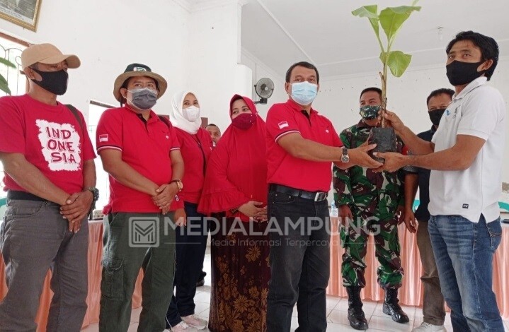 Peduli Kelestarian Alam, PDIP Pringsewu Lakukan Gerakan Tanam Pohon