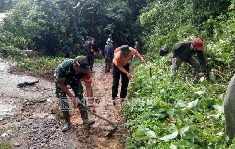 Cegah Banjir, Babinsa Komandoi Warga Bersihkan Saluran Drainase