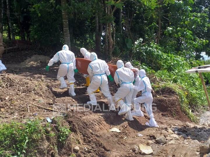 Babinsa Koramil 410-03 Monitor Pemakaman Jenazah Pasien Covid-19 di Wilayah Binaannya