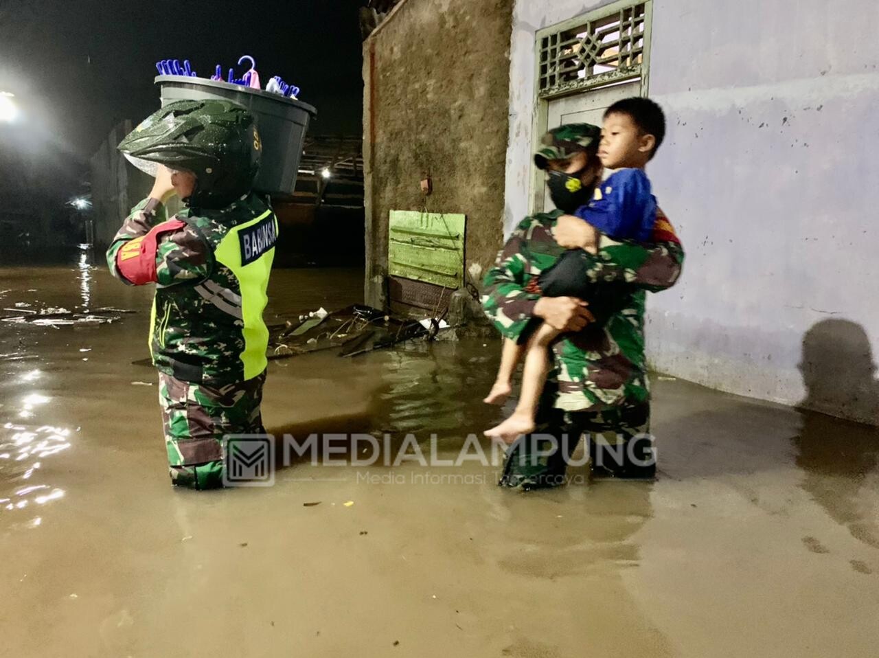 Babinsa Koramil 410-04 Bantu Warga Terdampak Banjir di Wilayahnya