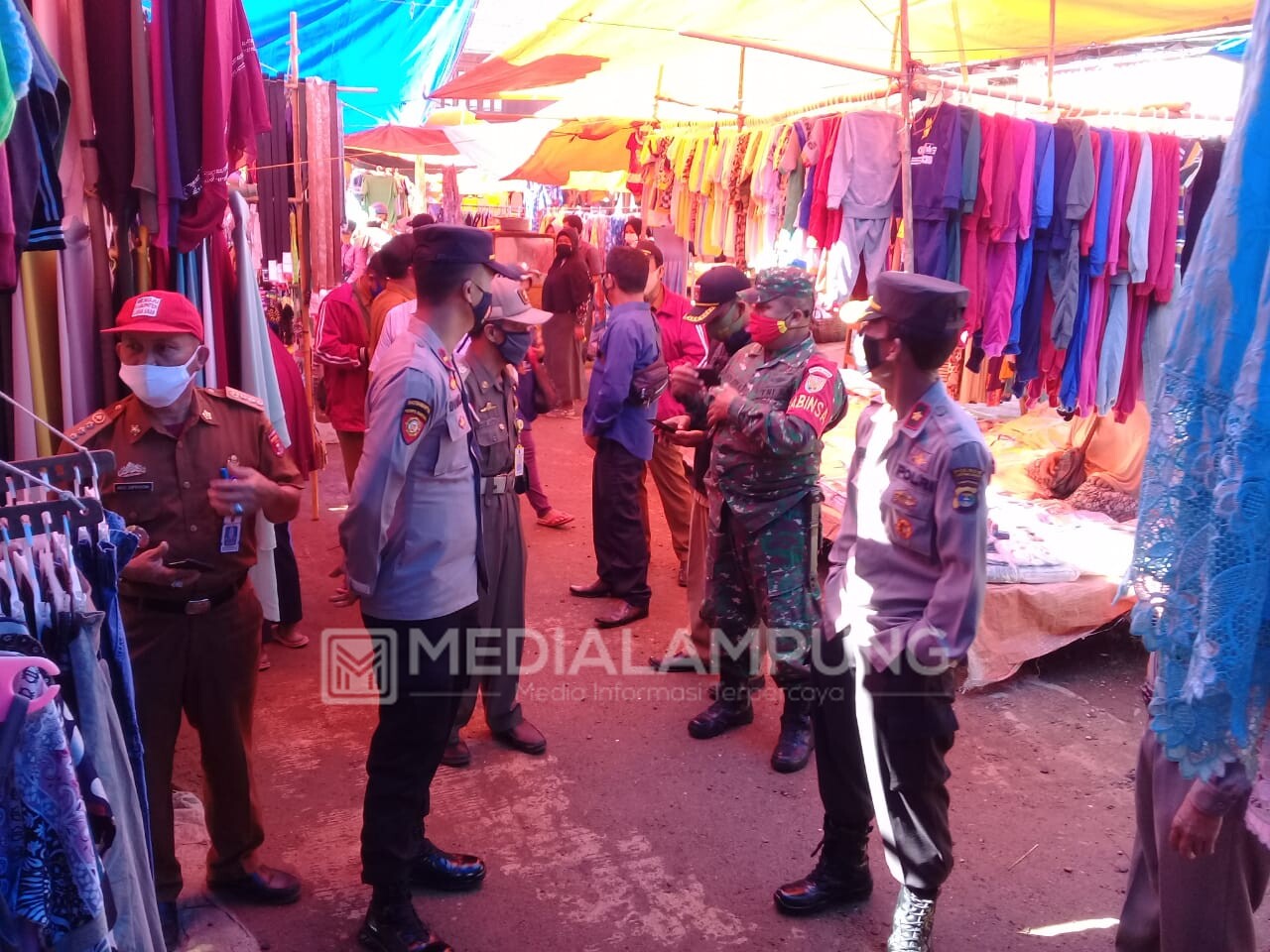 Puluhan Pengunjung Pasar Waypetai Terjaring Operasi Yustisi