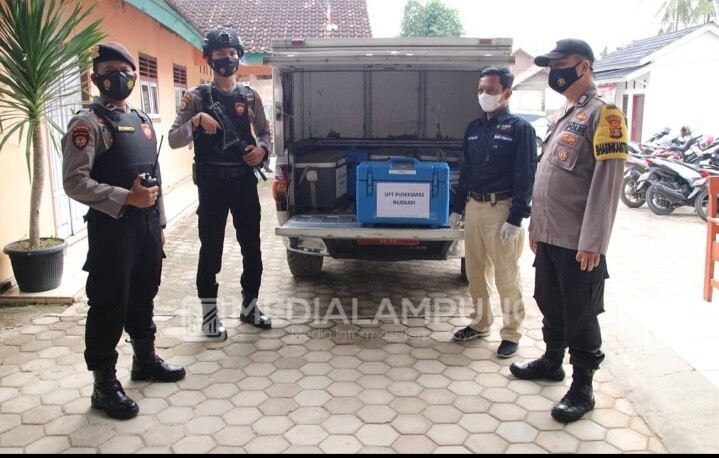 Personil Polres Pringsewu Kawal Distribusi Vaksin Covid-19