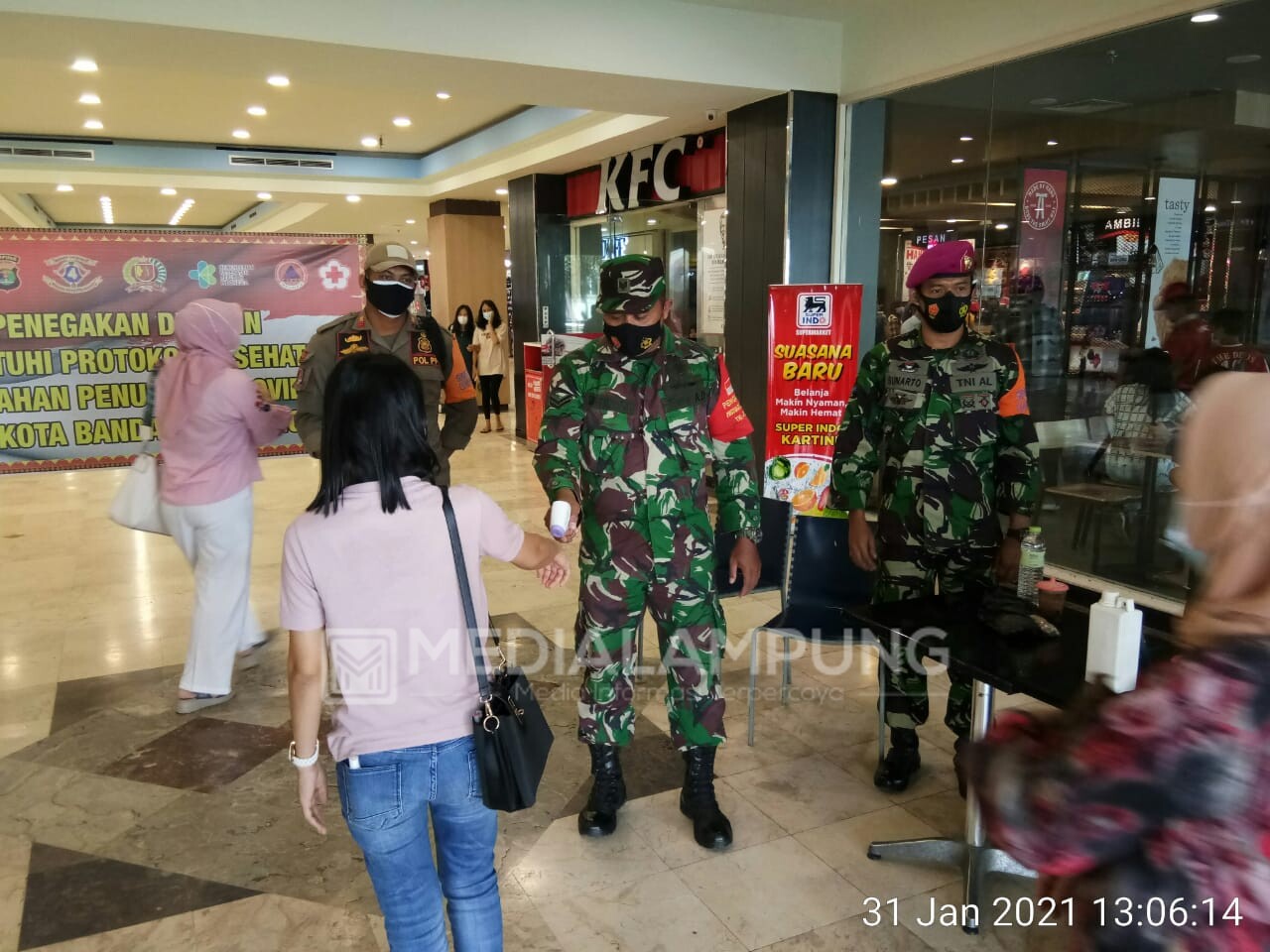 Babinsa Bersama Satgas Tegakkan Prokes di Mall Kartini