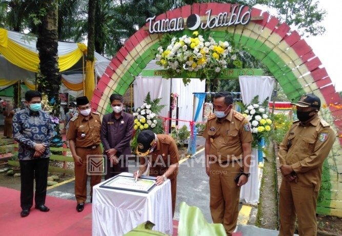Bupati Pringsewu Resmikan Taman Jomblo