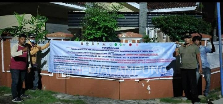 Pemkot Bandarlampung Bagikan Banner Agar  Masyarakat Taat 3M