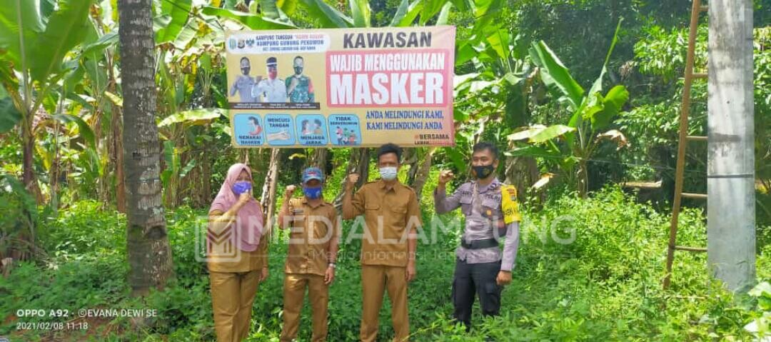 Cegah Covid-19, Aparat Kampung Gunung Pekuon Pasang Banner Himbauan Protokol Kesehatan