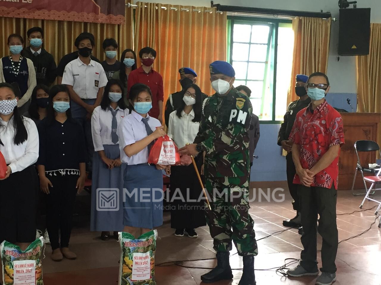 Perayaan Imlek, Denpom II/3 Lampung dan PSMTI Berbagi Bingkisan di SMA Xaverius