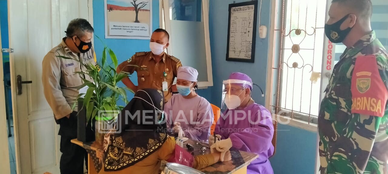 Sesuai Jadwal, 34 Nakes di Blambangan Umpu Dapatkan Vaksin Covid-19