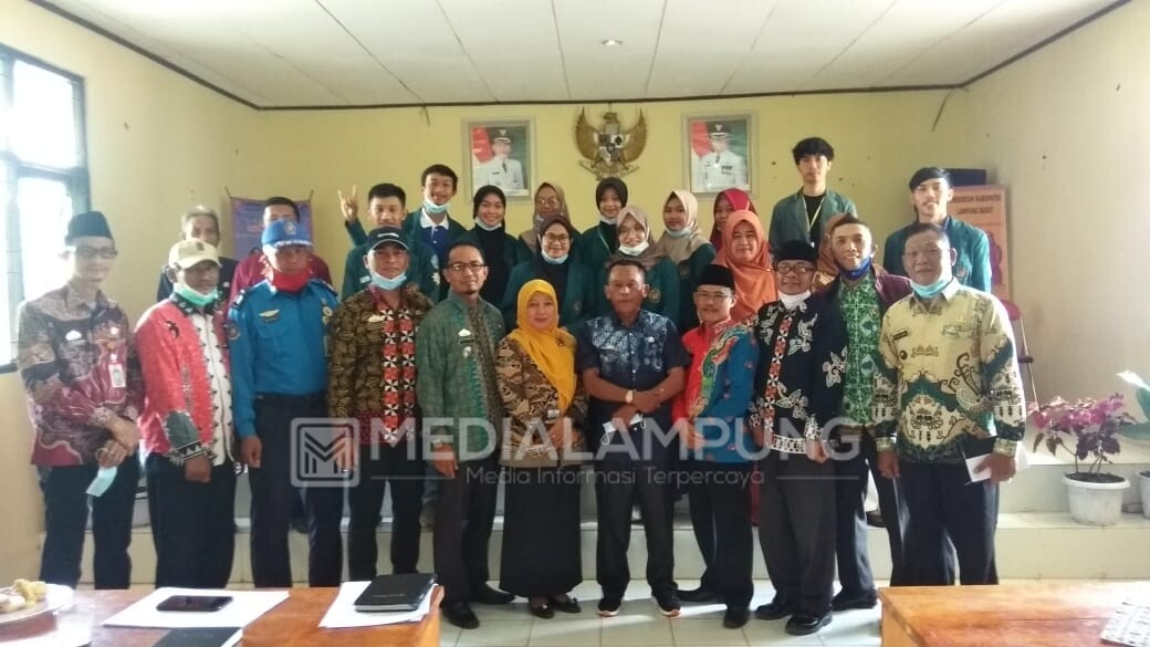 Camat Erna Pimpin Raker Bersama Mahasiswa KKN Unila