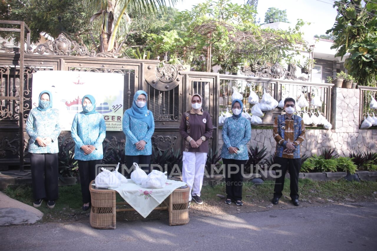 Gerakan Siger Direspons Positif, Riana Bagikan Bantuan Bahan Makanan dan Masker