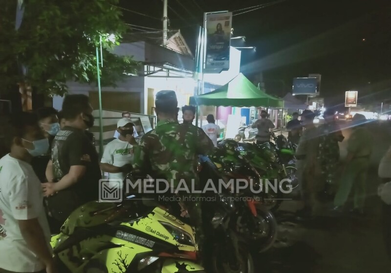 Operasi Yustisi, Tim Gabungan Bubarkan Kerumunan Massa di Lapangan Sribawono