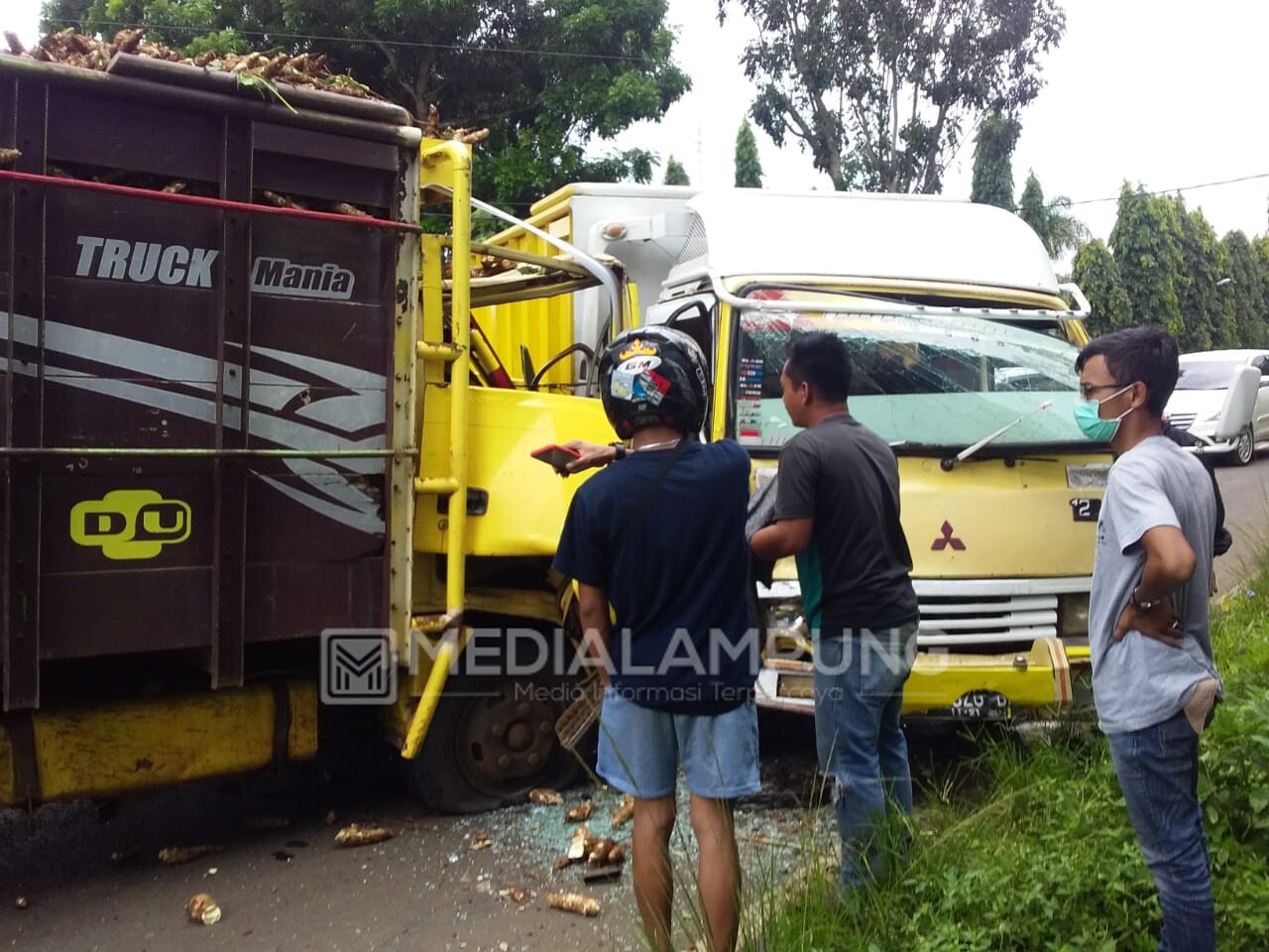 Dua Truk Tabrakan, Satu Pengemudi Patah Kaki
